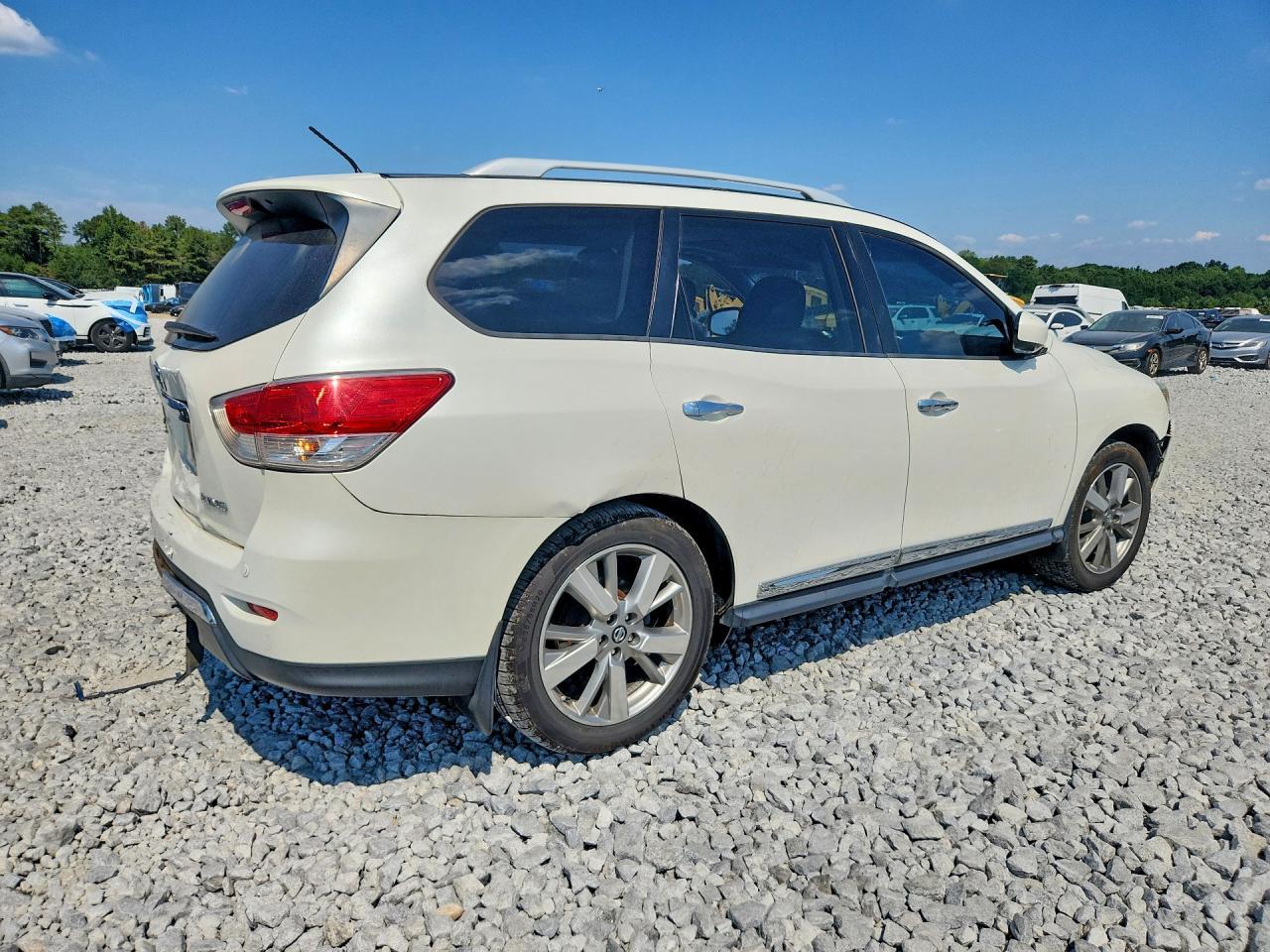 2015 Nissan Pathfinder S - Image 3