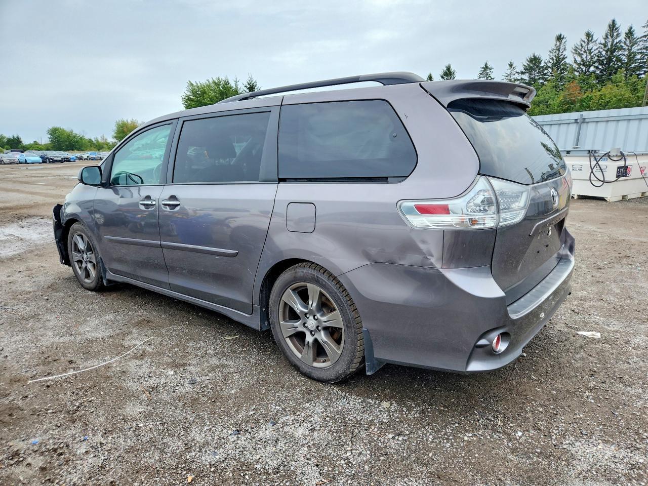 2017 Toyota Sienna Se - Фото 2