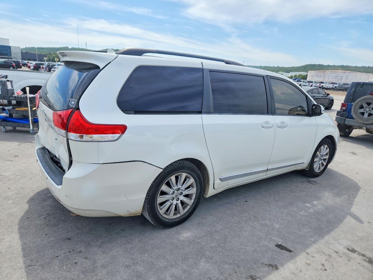 2013 Toyota Sienna Limited 7-Passenger - Фото 3