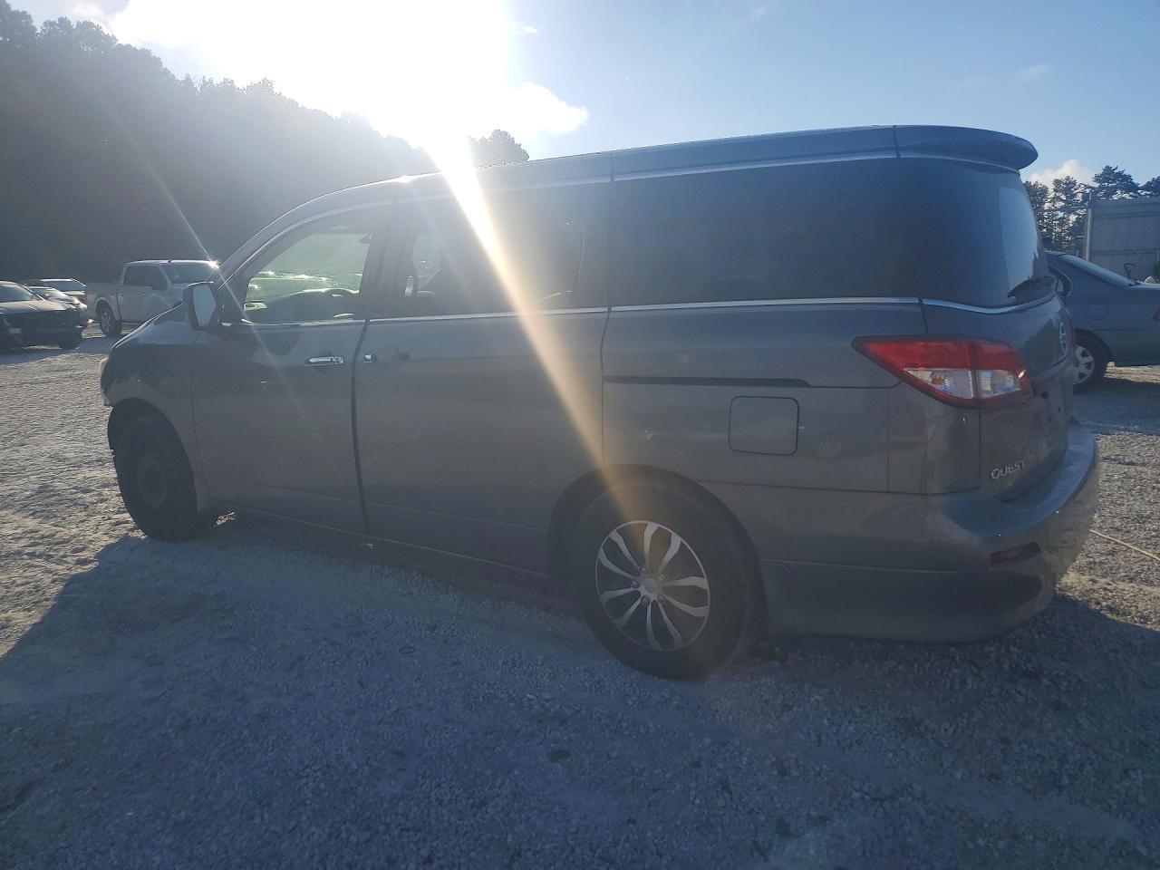 2016 Nissan Quest 3.5 S - Image 2