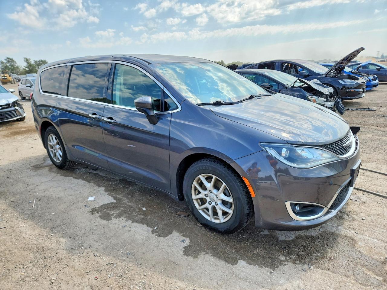 2017 Chrysler Pacifica Touring L - Фото 4