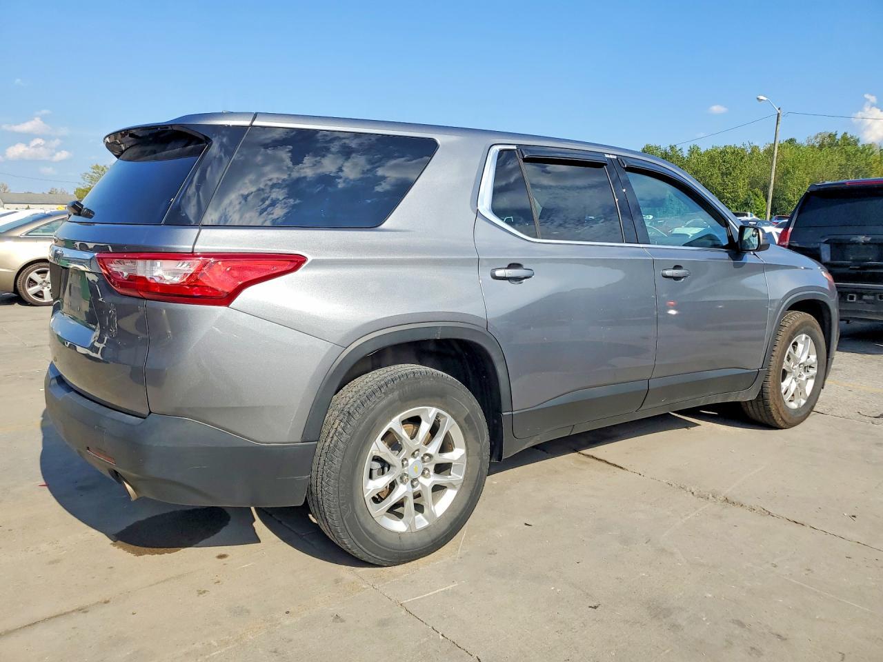 2021 Chevrolet Traverse Ls - Фото 3