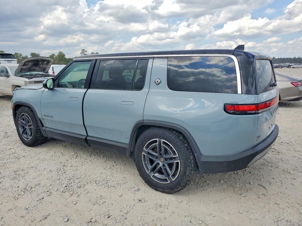 2025 Rivian R1S Adventure - Фото 2