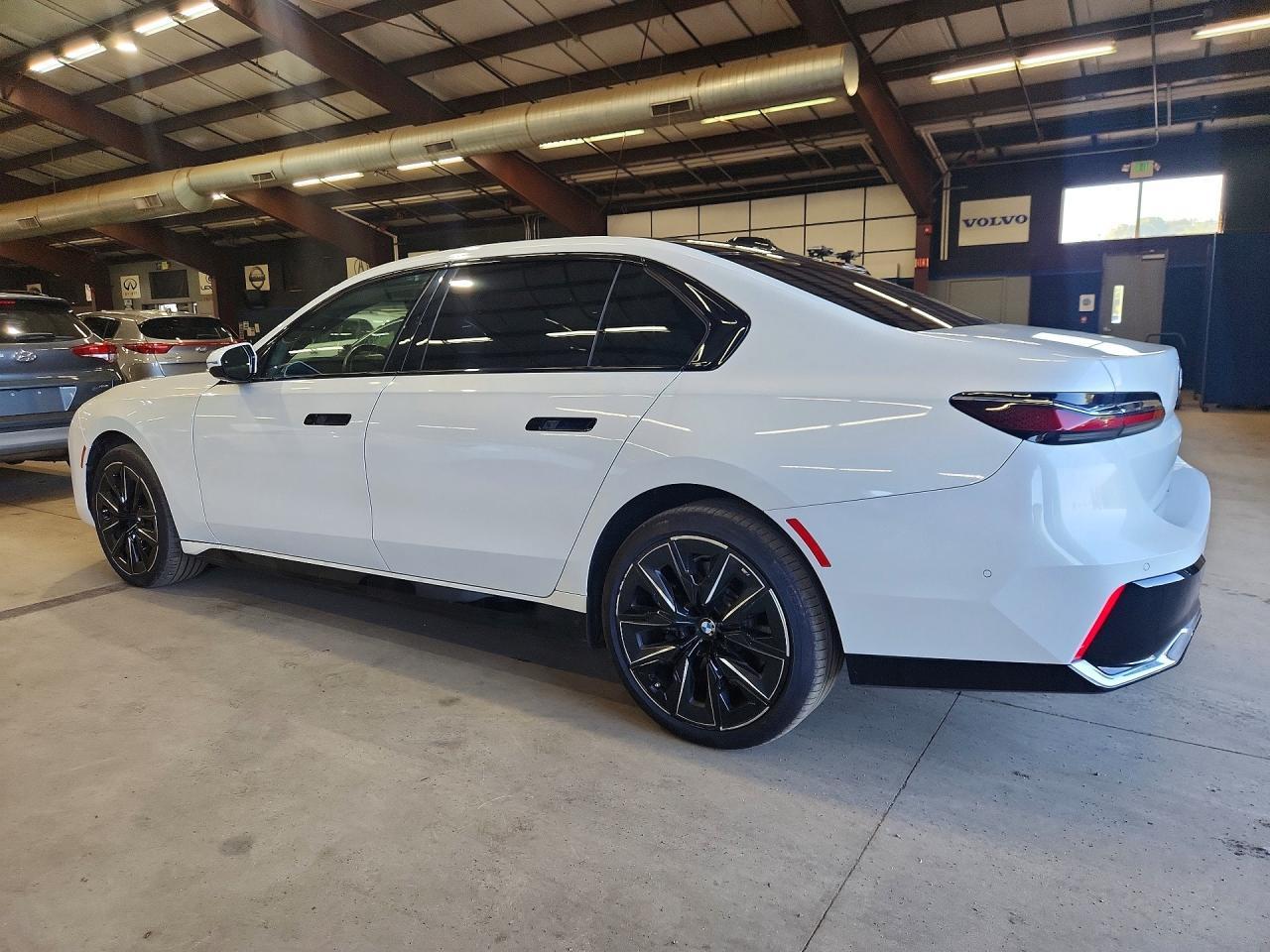2023 BMW I7 xDrive60 - Фото 2