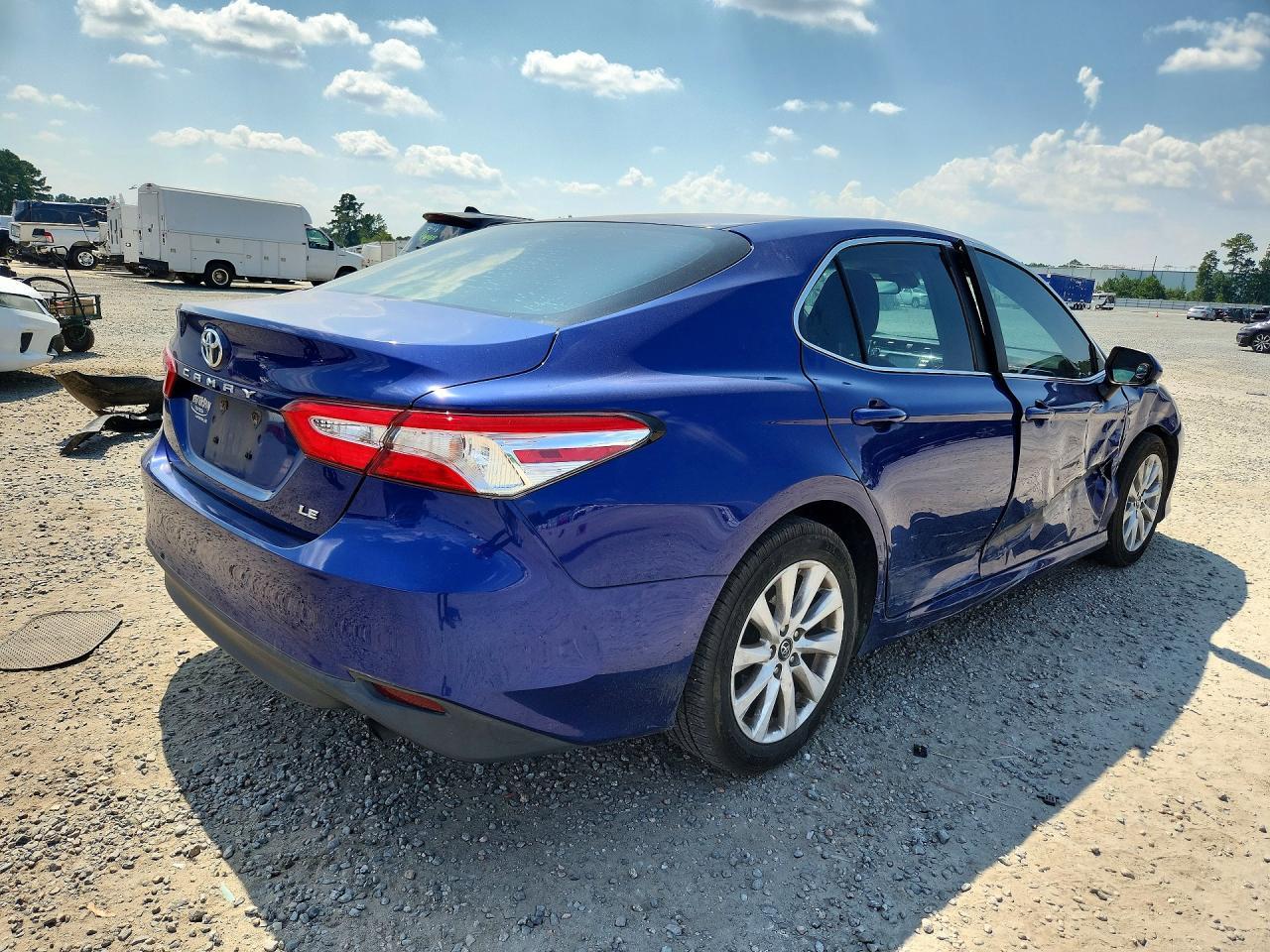 2018 Toyota Camry Le - Фото 3