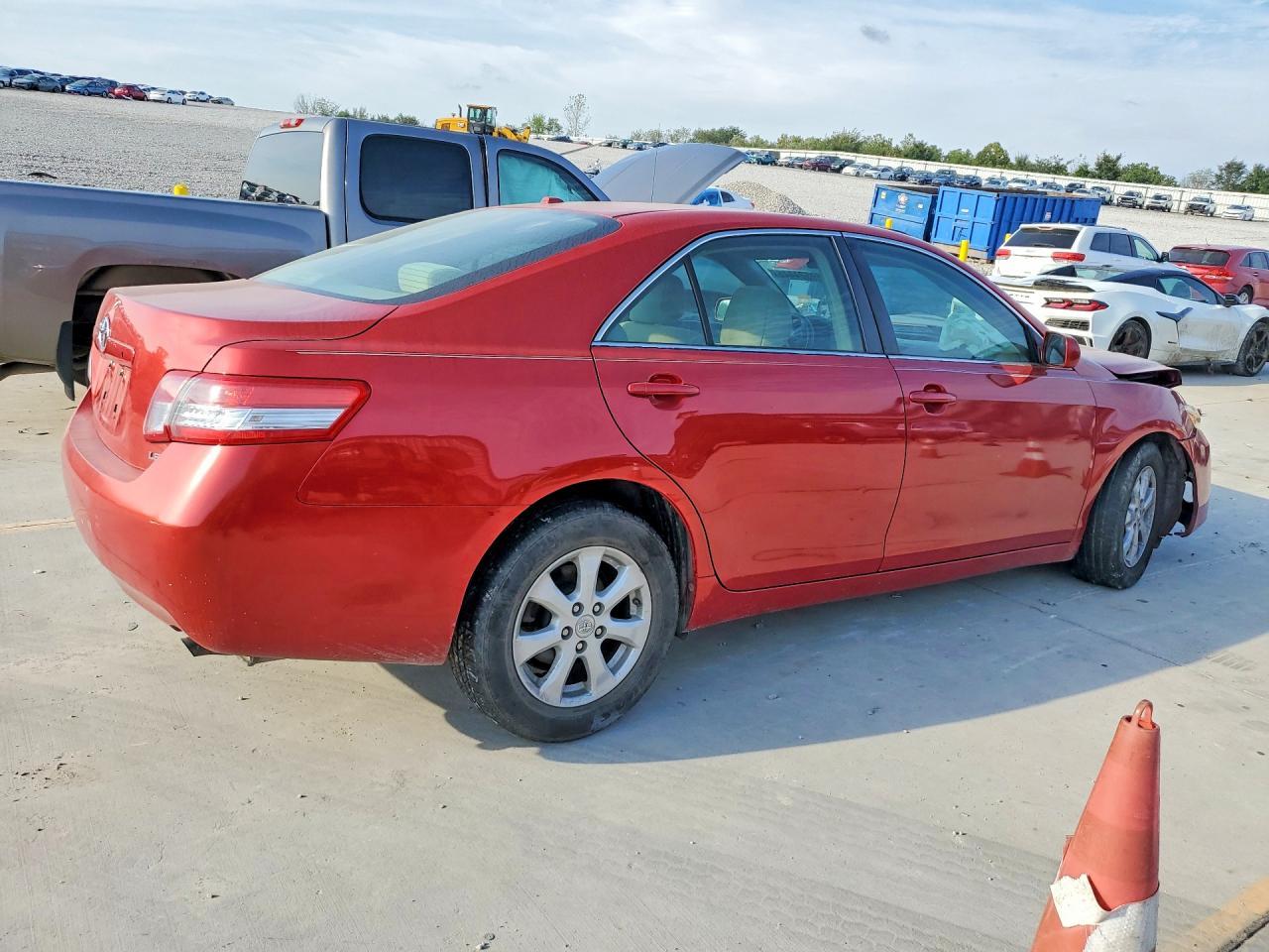 2011 Toyota Camry Le - Фото 3