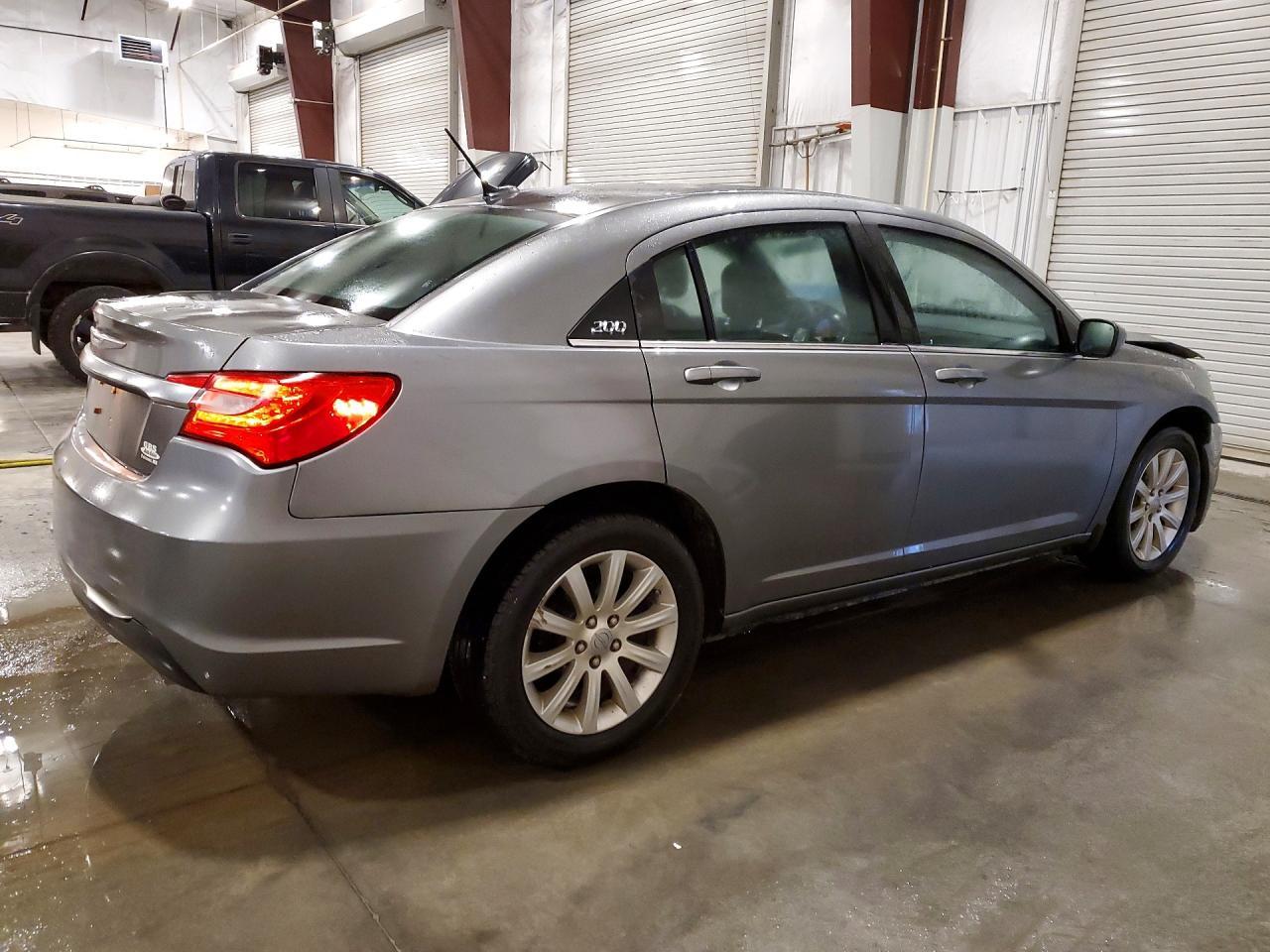 2013 Chrysler 200 Touring - Фото 3