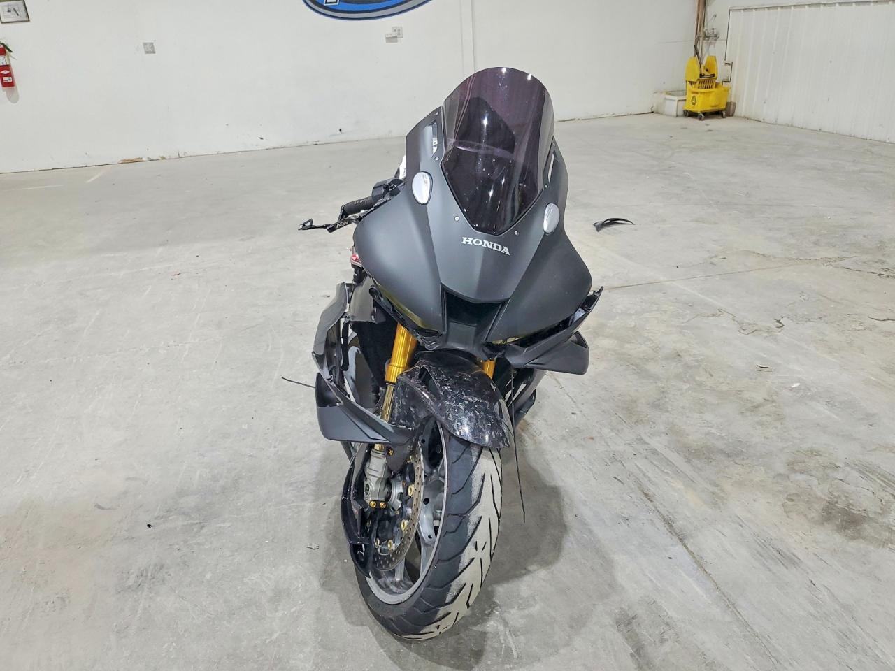 2025 Honda Cbr1000 - Image 2