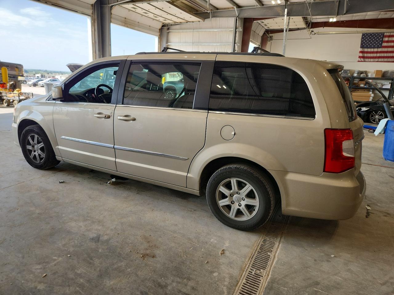 2012 Chrysler Town & Country Touring - Фото 2