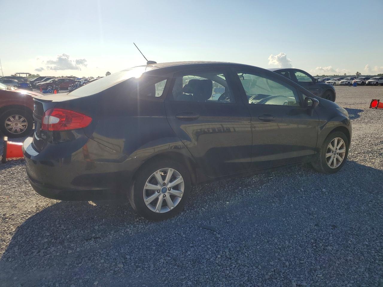 2011 Ford Fiesta Se - Фото 3