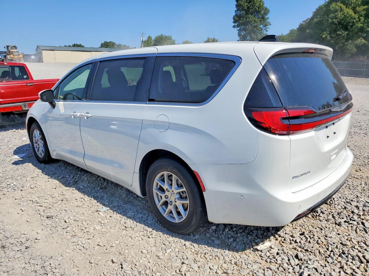 2023 Chrysler Pacifica Touring L - Фото 2