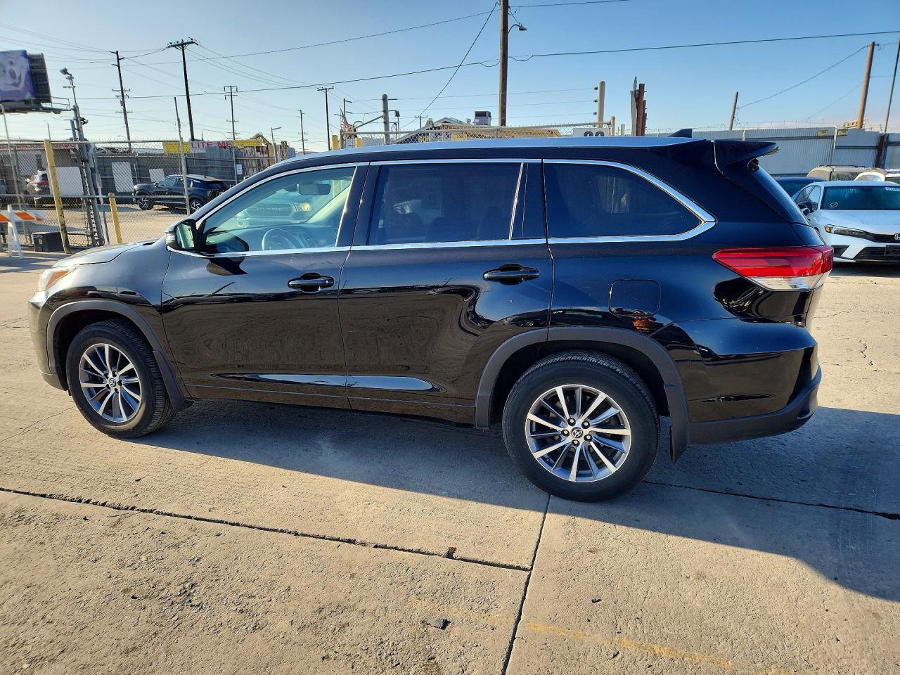 2018 Toyota Highlander Xle - Image 2