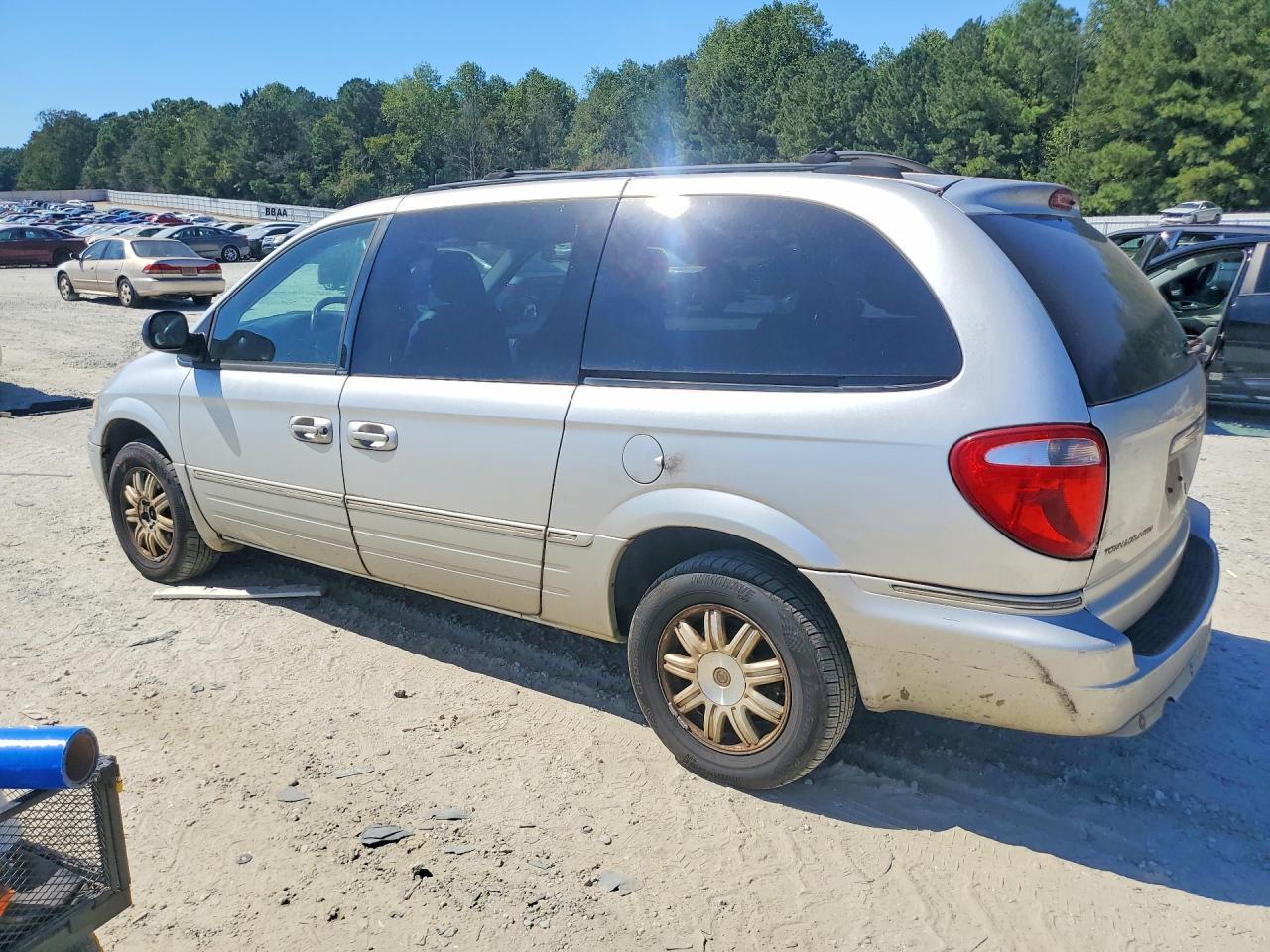 2005 Chrysler Town & Country Touring - Фото 2