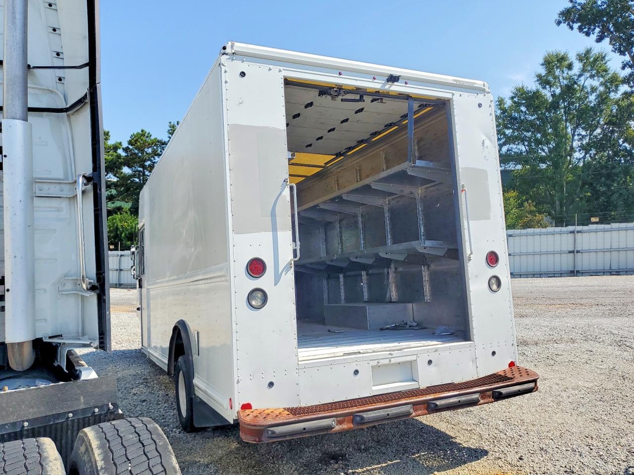 2021 Ford Econoline E450 Super Duty Commercial Stripped Chassis - Фото 2