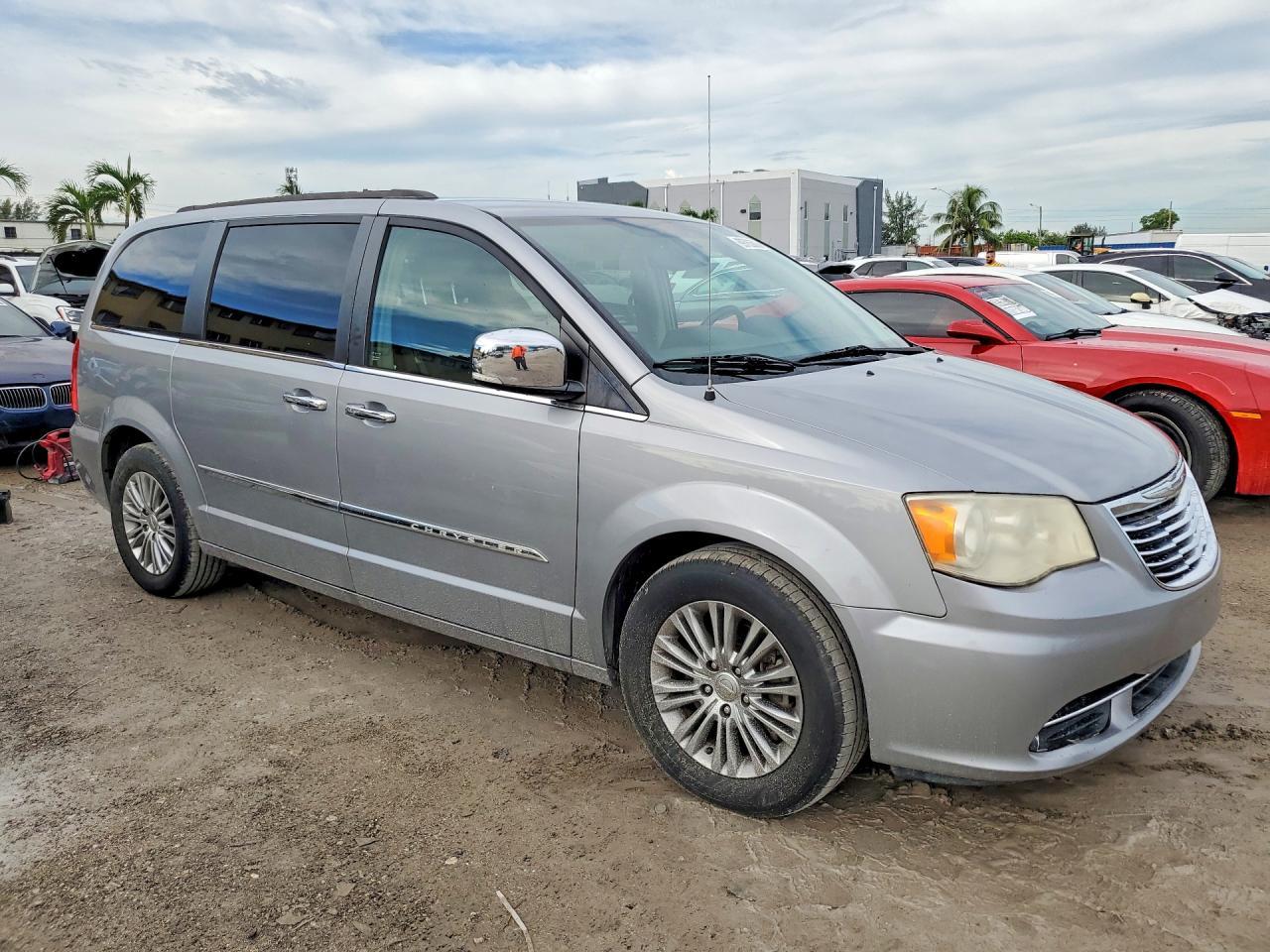 2015 Chrysler Town & Country Touring L - Image 4