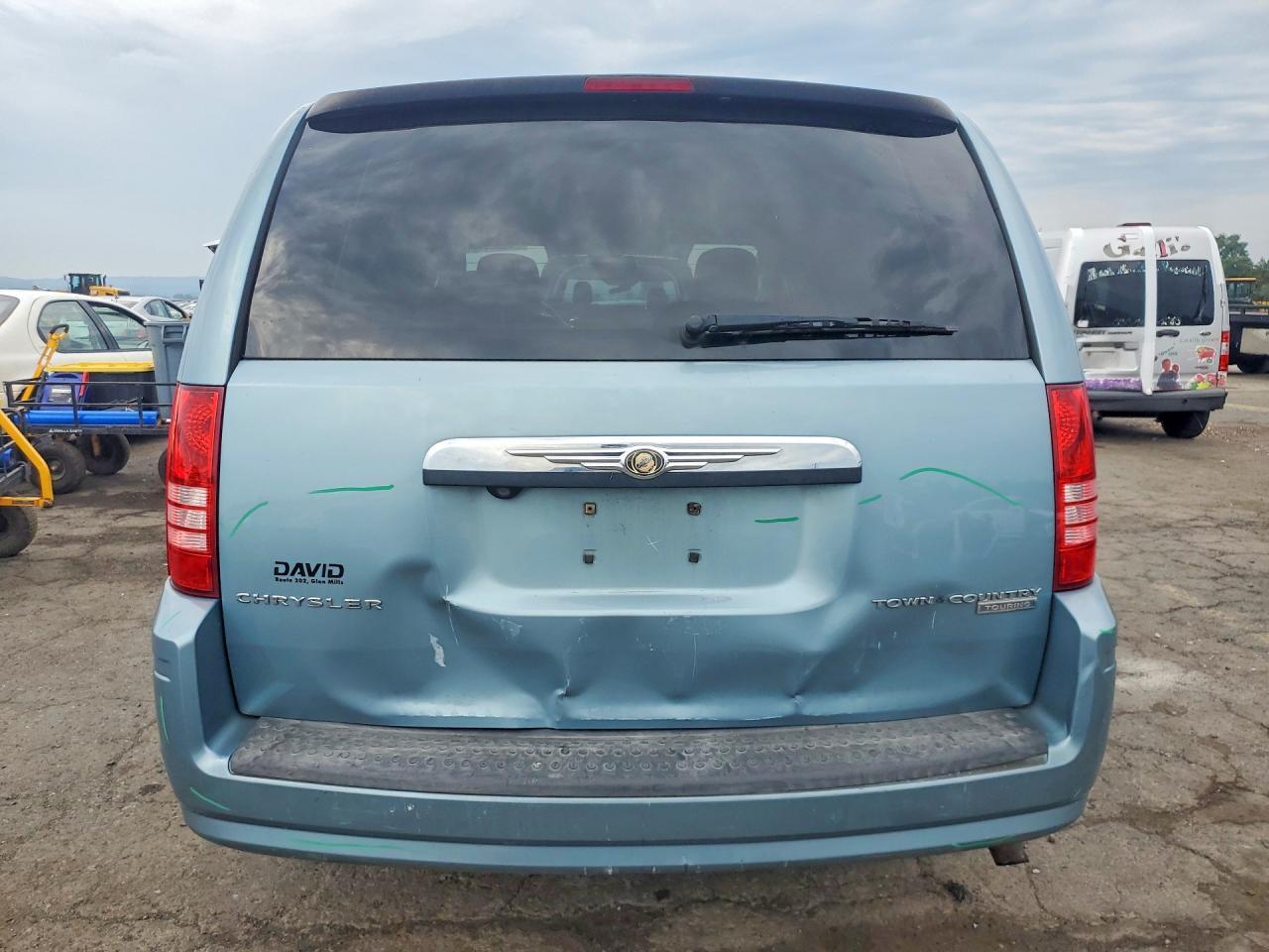 2010 Chrysler Town & Country Touring - Фото 6