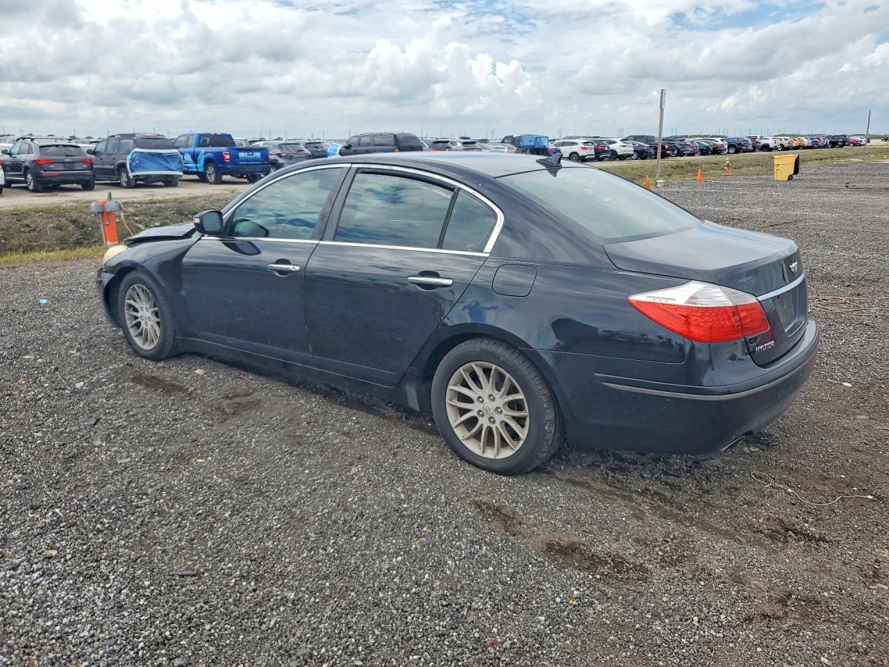 2010 Hyundai Genesis 3.8L - Фото 2