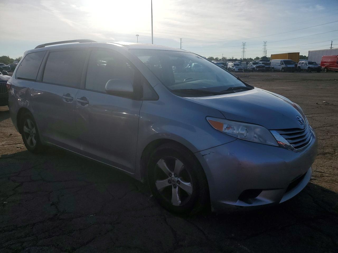 2015 Toyota Sienna Le - Фото 4
