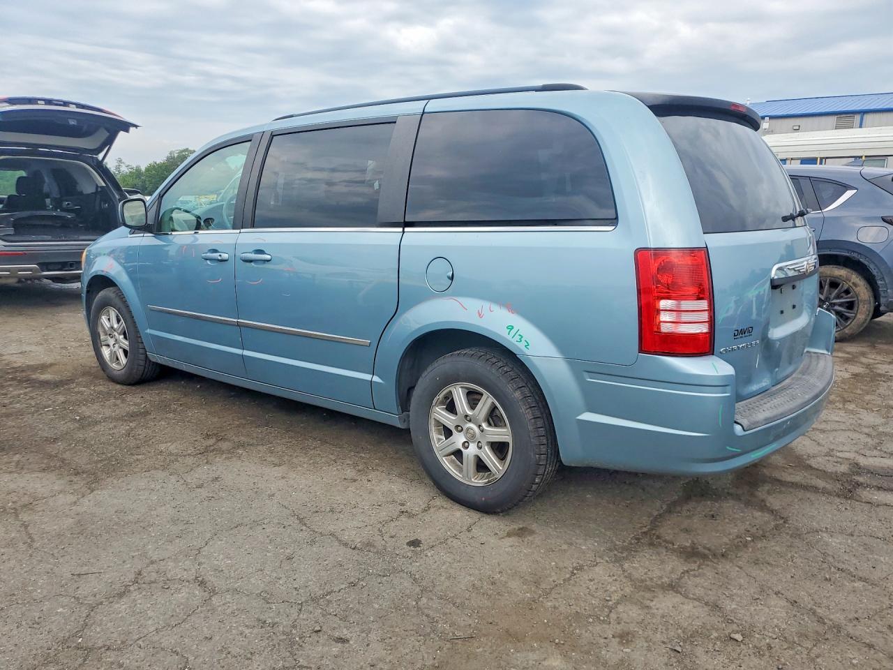 2010 Chrysler Town & Country Touring - Фото 2