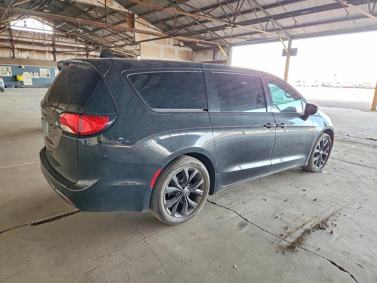 2020 Chrysler Pacifica Touring - Фото 3