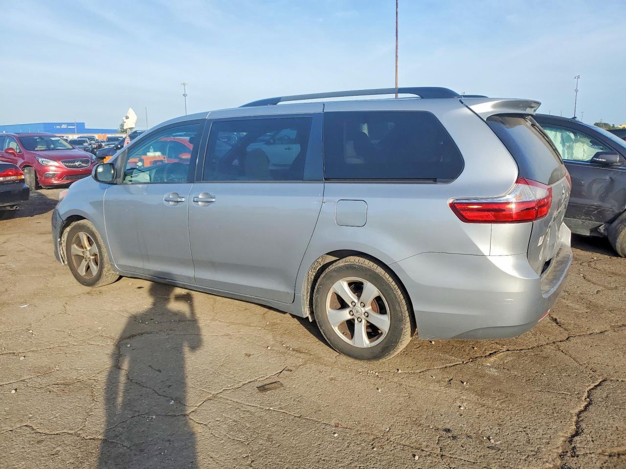 2015 Toyota Sienna Le - Фото 2