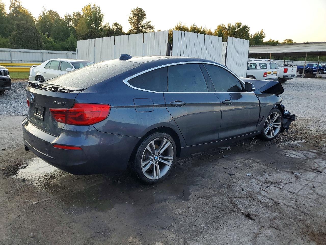 2017 BMW 330 - Фото 3