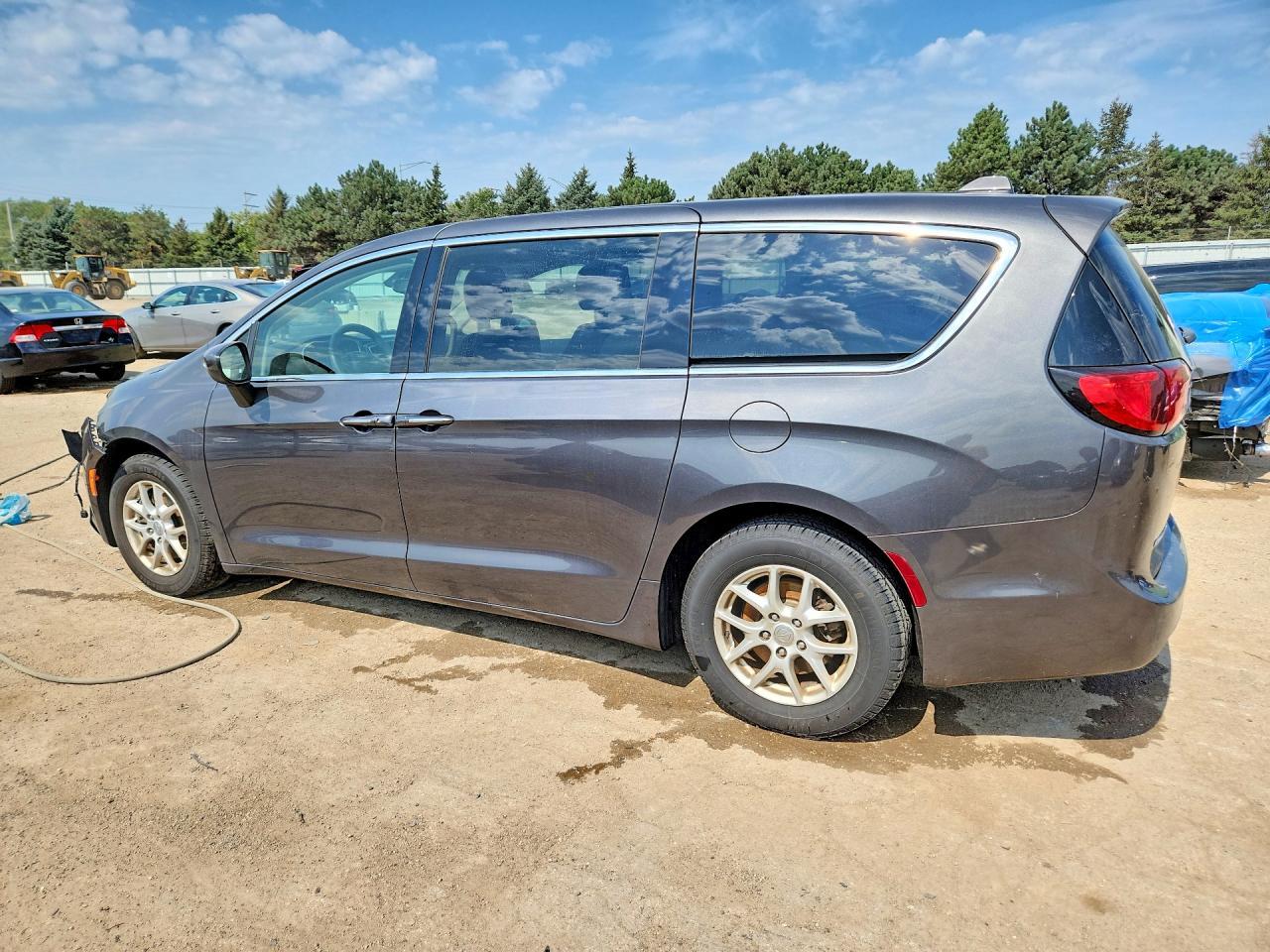 2017 Chrysler Pacifica Touring L - Фото 2
