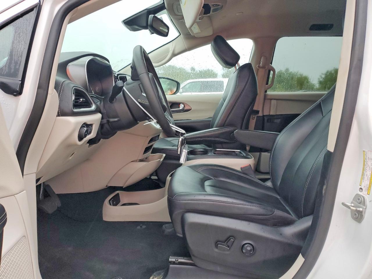 2024 Chrysler Pacifica Hybrid Select - Image 7