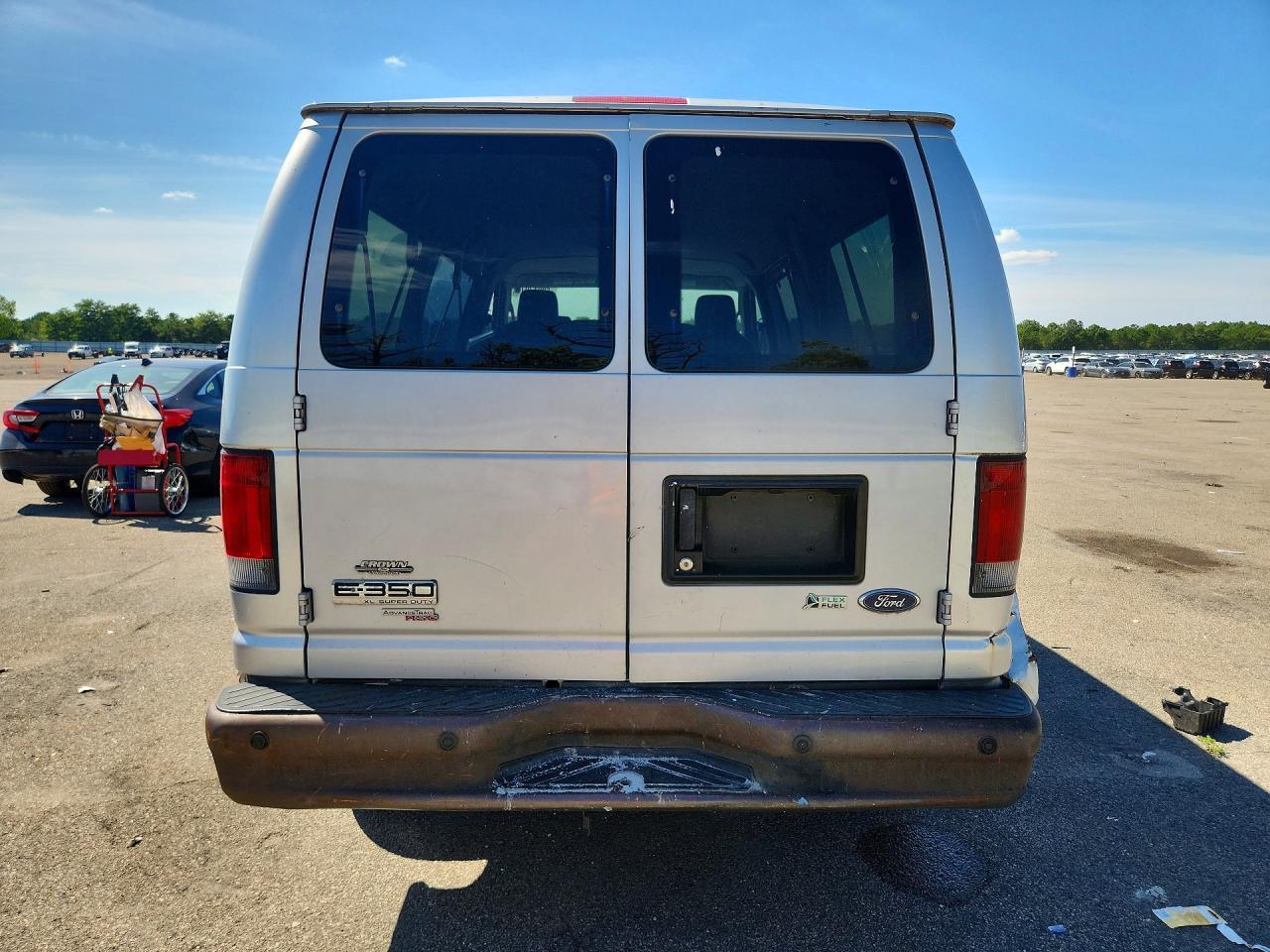 2012 Ford Econoline E350 Super Duty Wagon - Фото 6