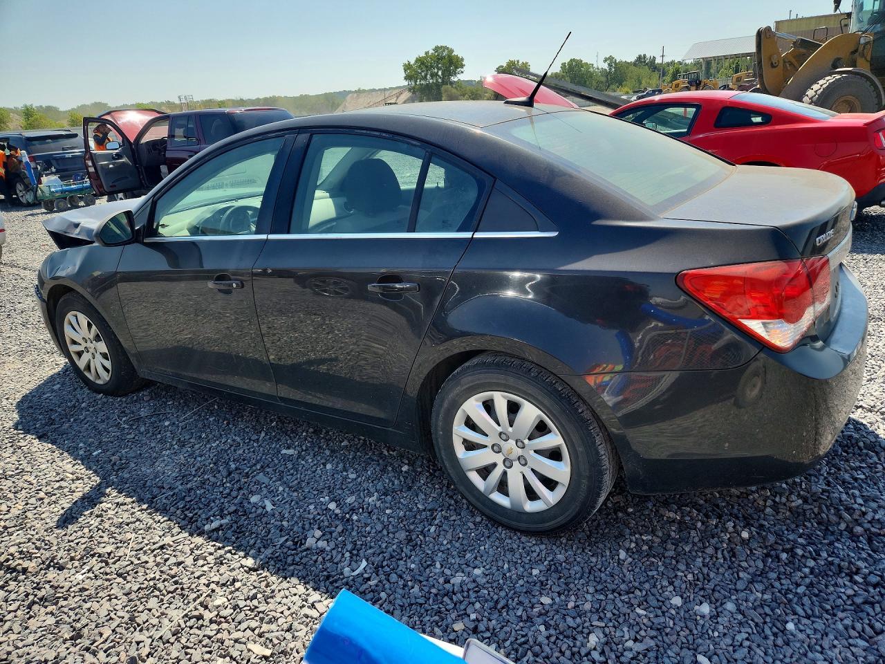 2011 Chevrolet Cruze Ls - Image 2