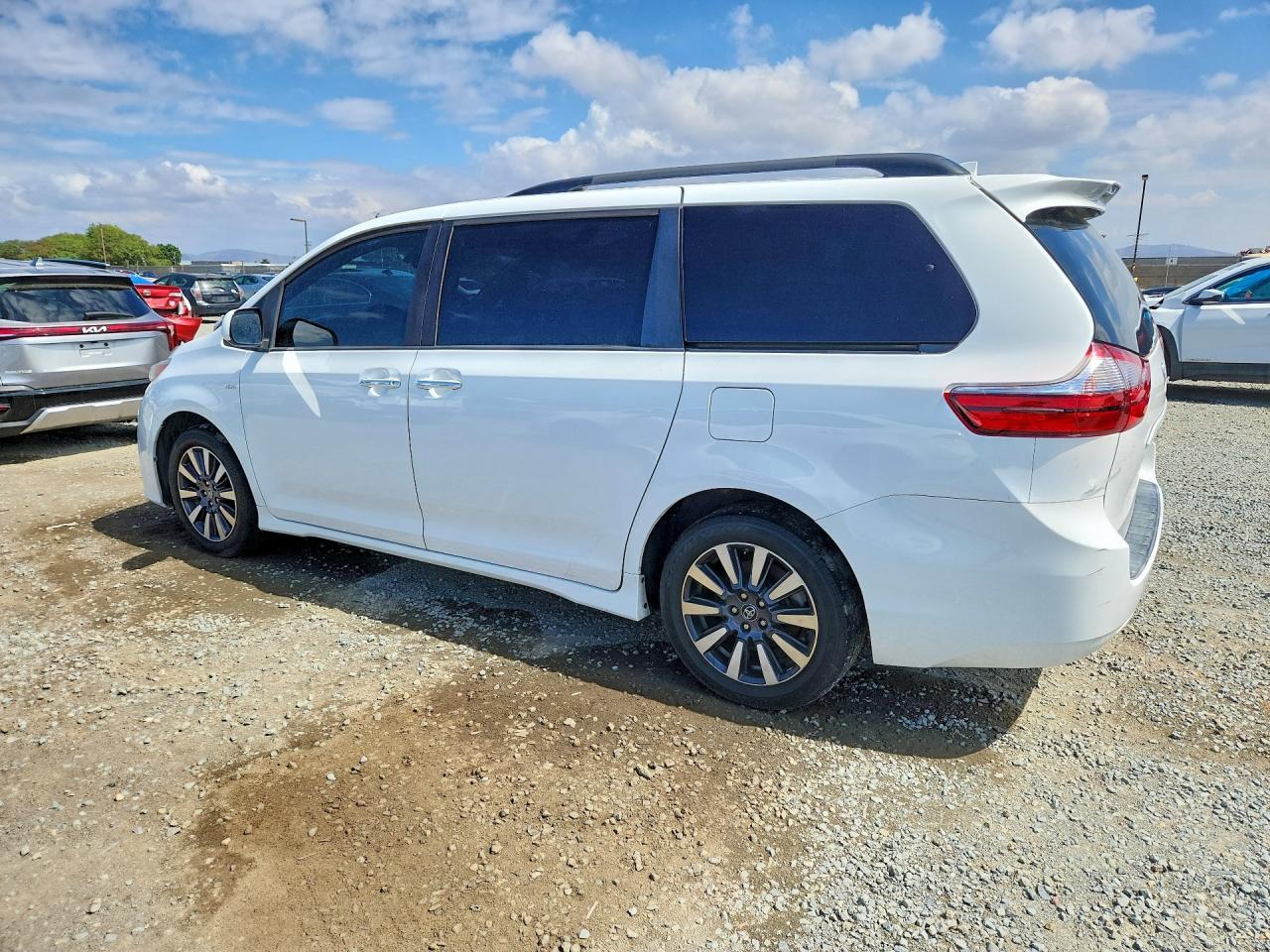 2020 Toyota Sienna E Grade - Фото 2
