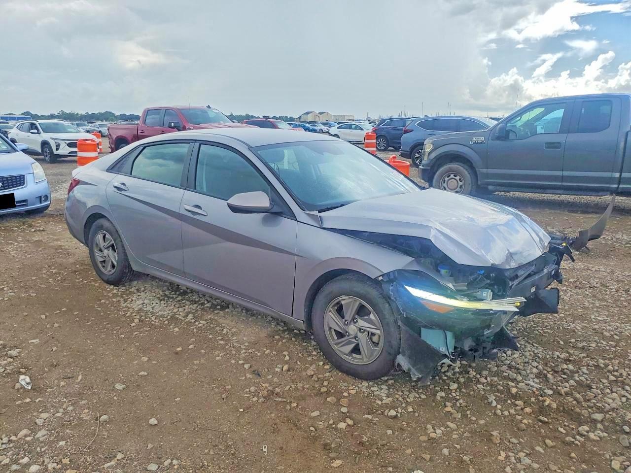 2025 Hyundai Elantra Se - Image 4