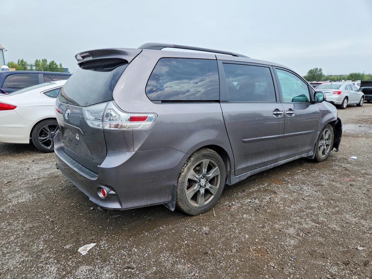 2017 Toyota Sienna Se - Фото 3