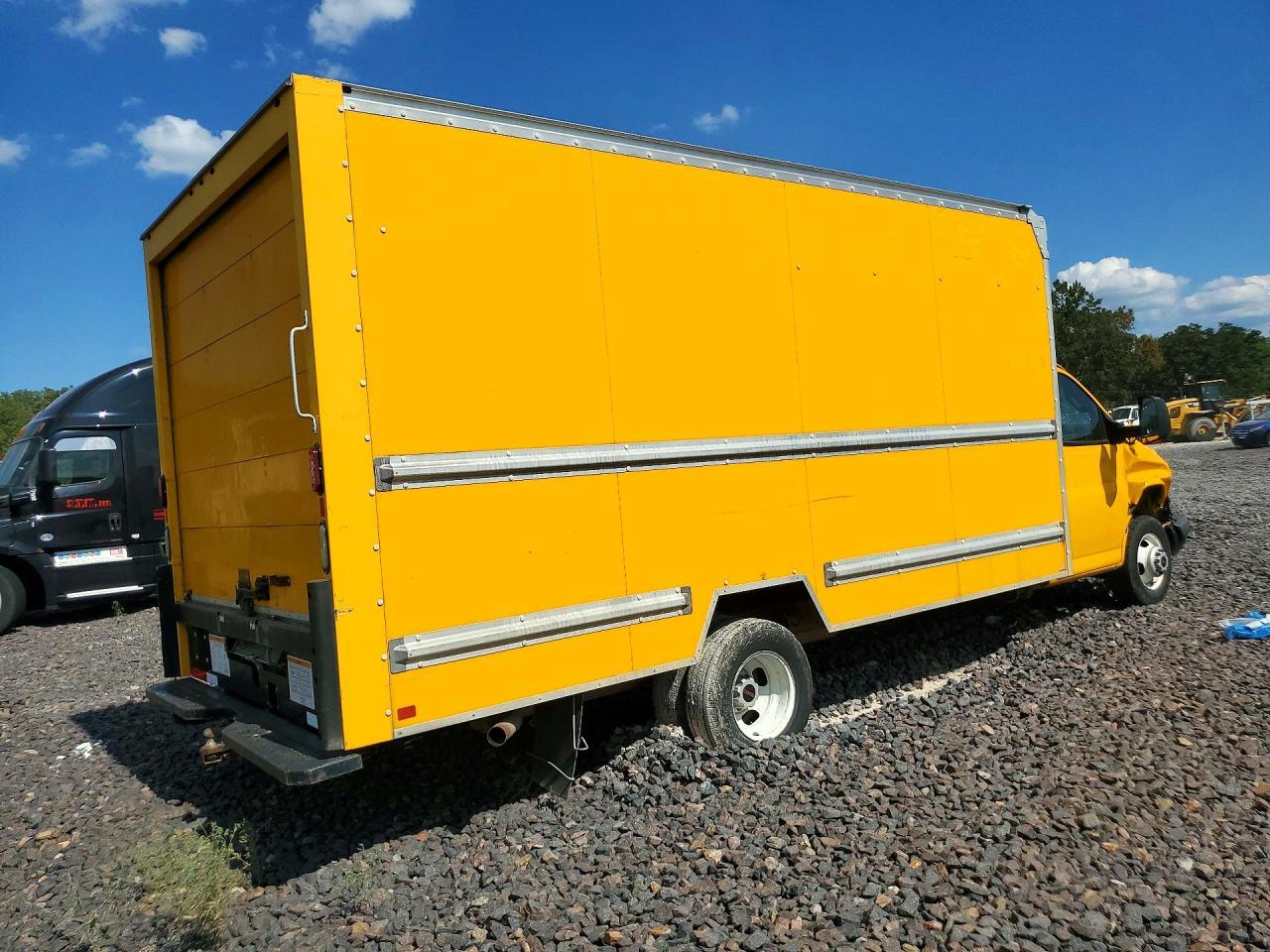2016 GMC Savana Box Truck - Фото 3