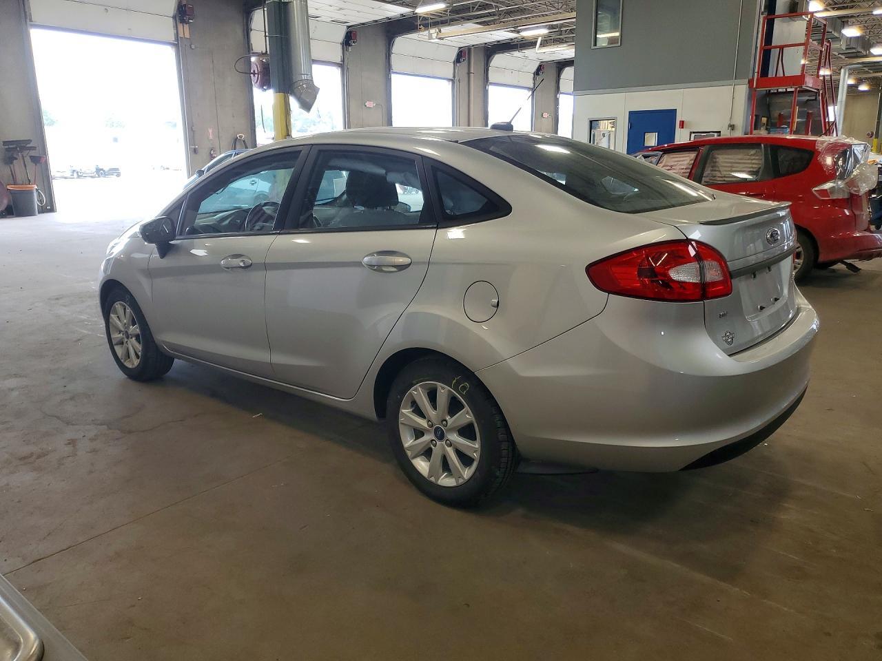 2013 Ford Fiesta Se - Фото 2