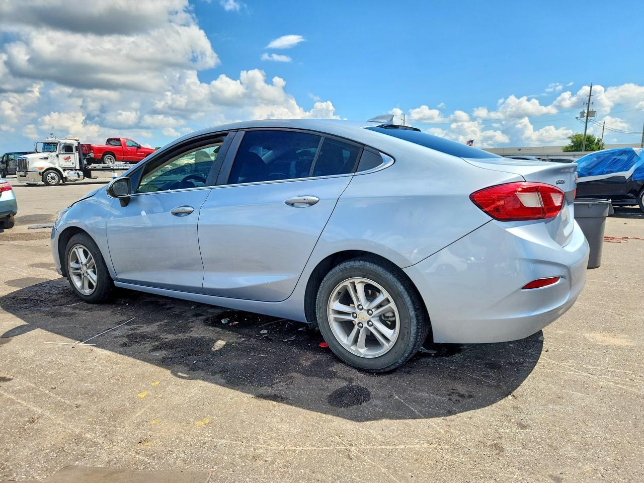 2018 Chevrolet Cruze Lt - Image 2