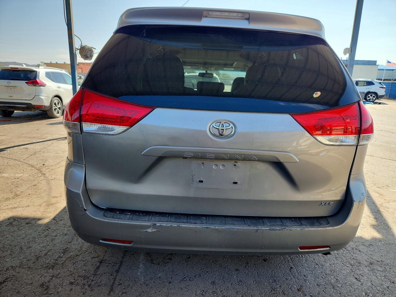 2011 Toyota Sienna Xle 8-Passenger - Image 6