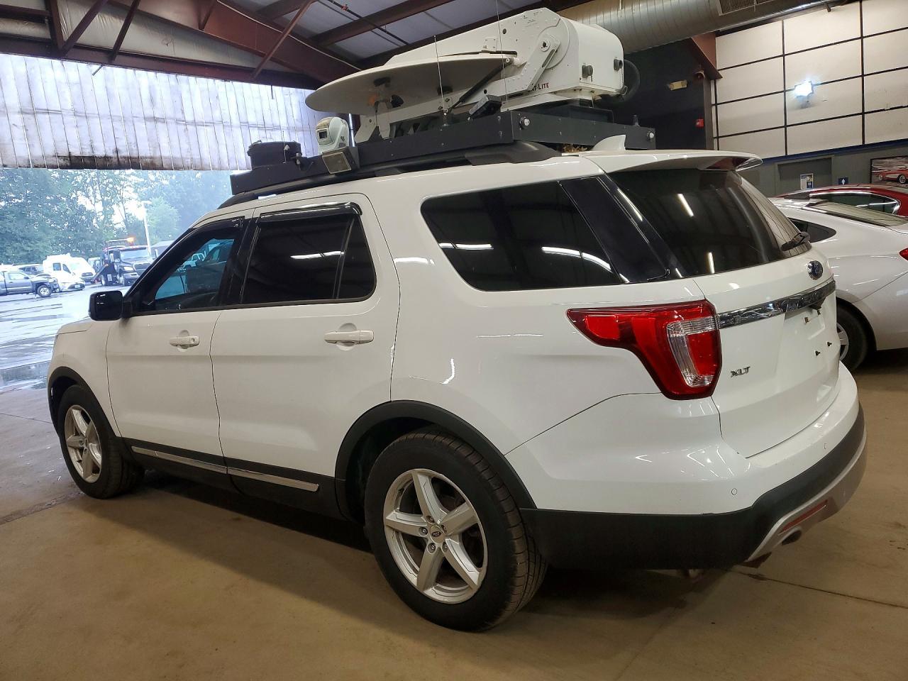 2017 Ford Explorer Xlt - Image 2