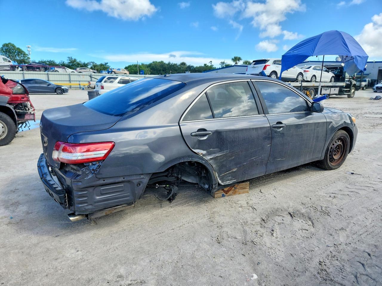 2011 Toyota Camry Le V6 - Фото 3