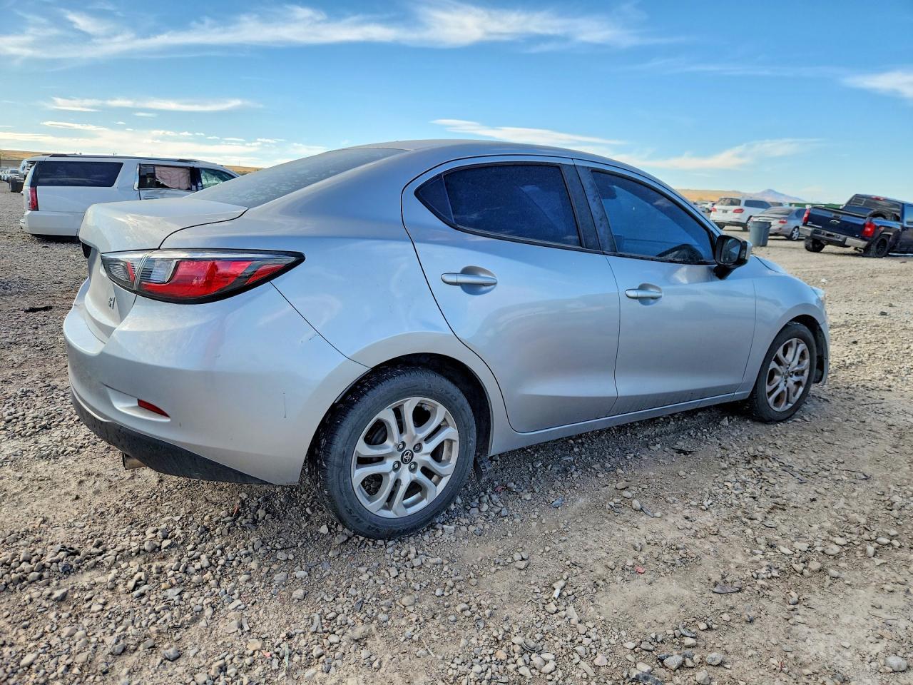 2017 Toyota Yaris Ia Base - Фото 3