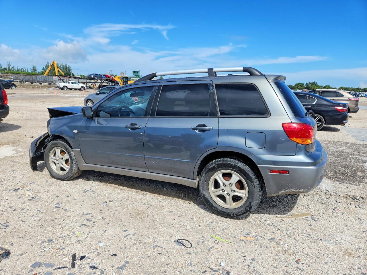 2004 Mitsubishi Outlander Ls - Image 2