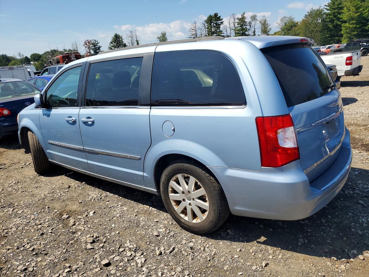 2013 Chrysler Town & Country Touring - Фото 2