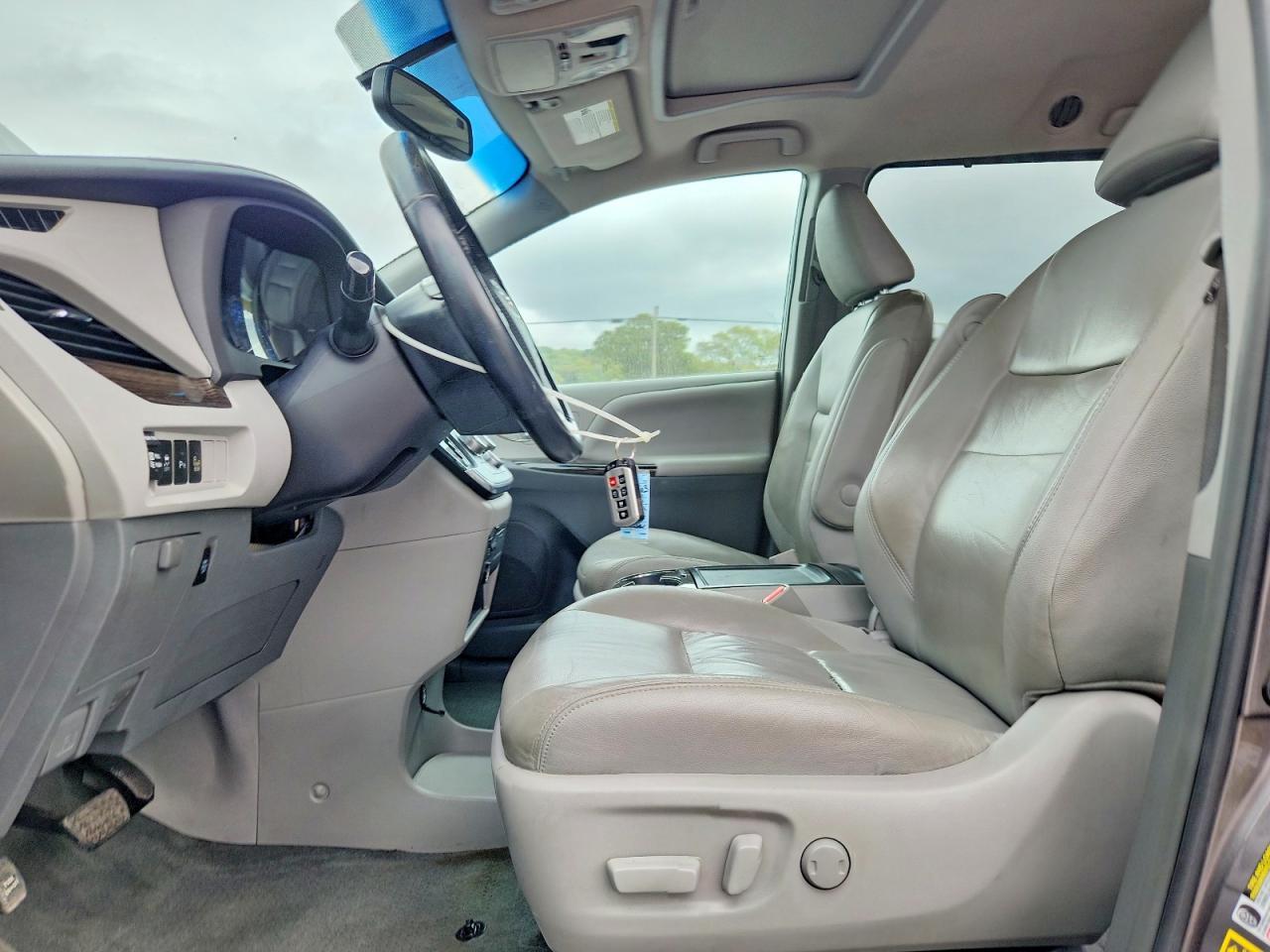 2016 Toyota Sienna Xle 7-Passenger - Фото 7