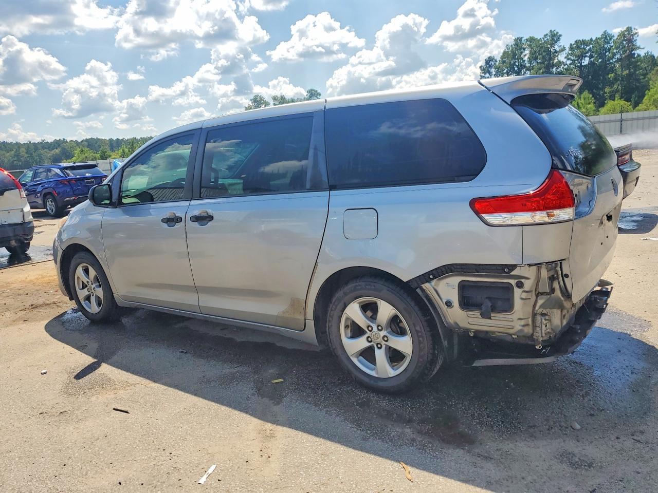 2014 Toyota Sienna L 7-Passenger - Фото 2