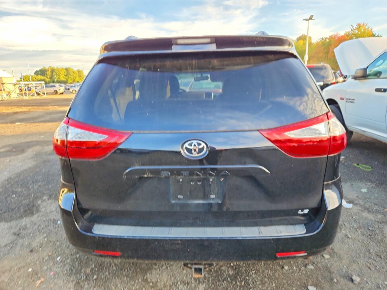 2017 Toyota Sienna Le - Фото 6