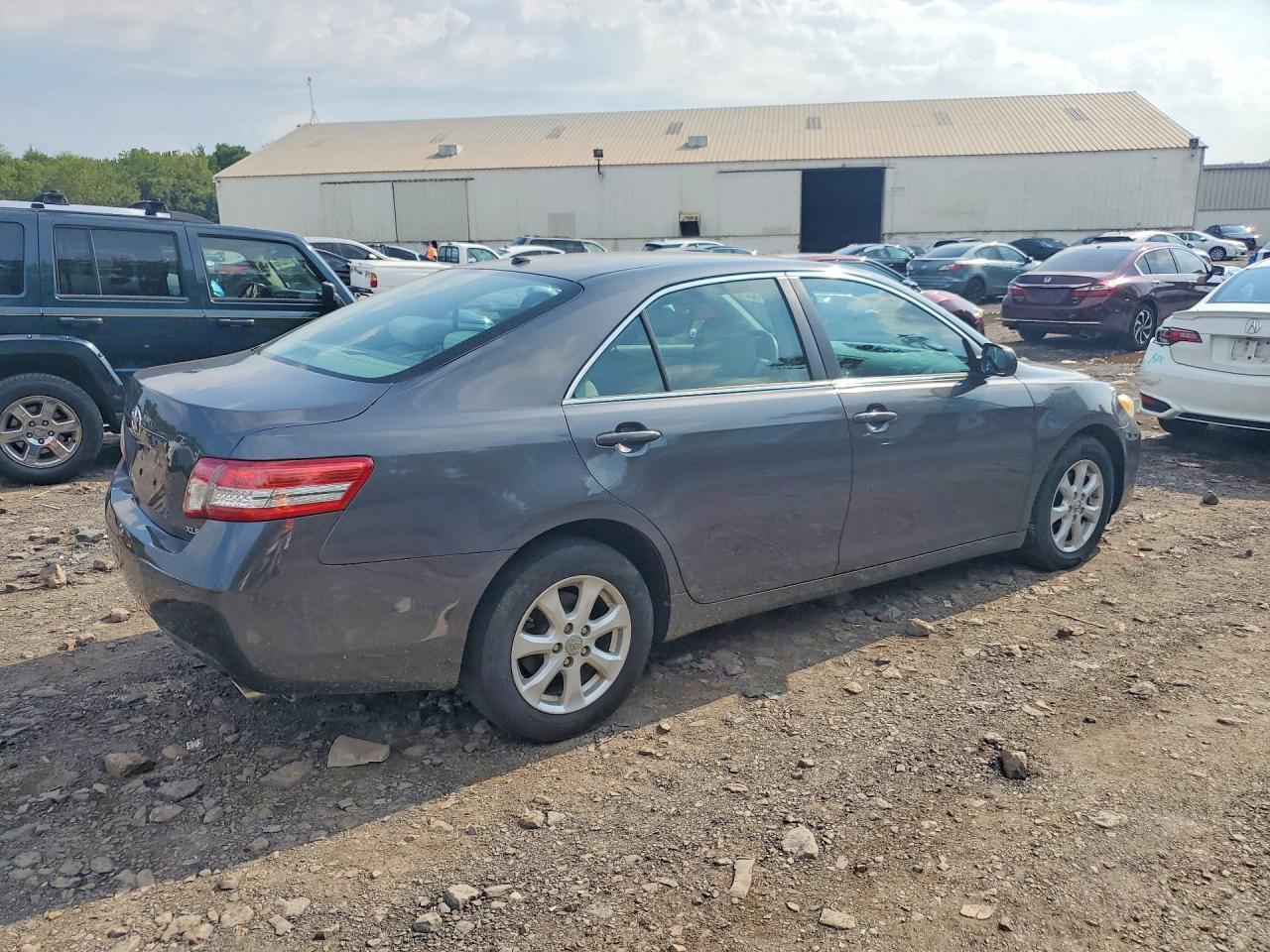2011 Toyota Camry Le V6 - Image 3