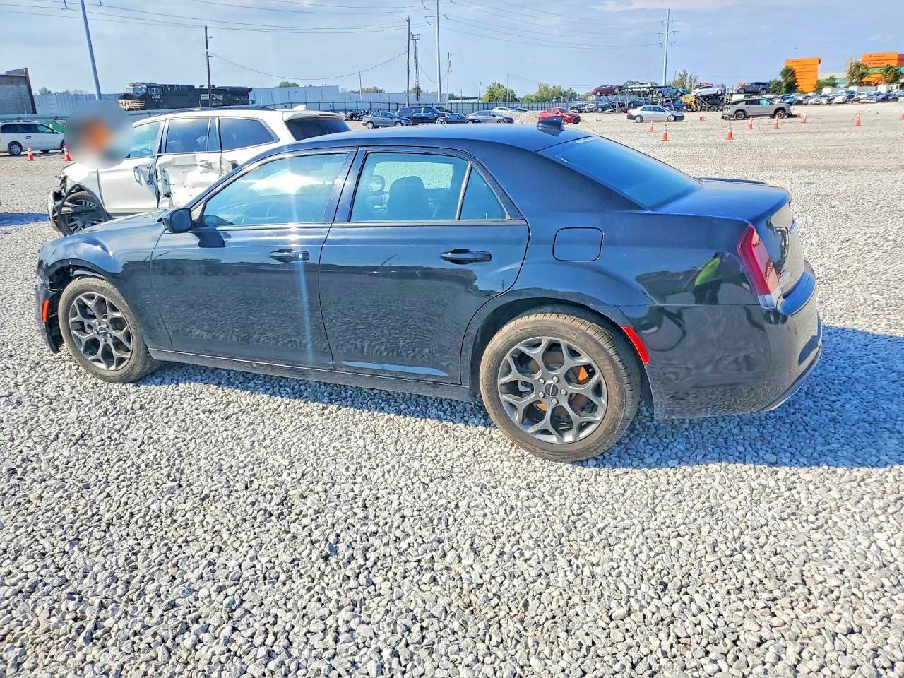 2016 Chrysler 300 S - Фото 2