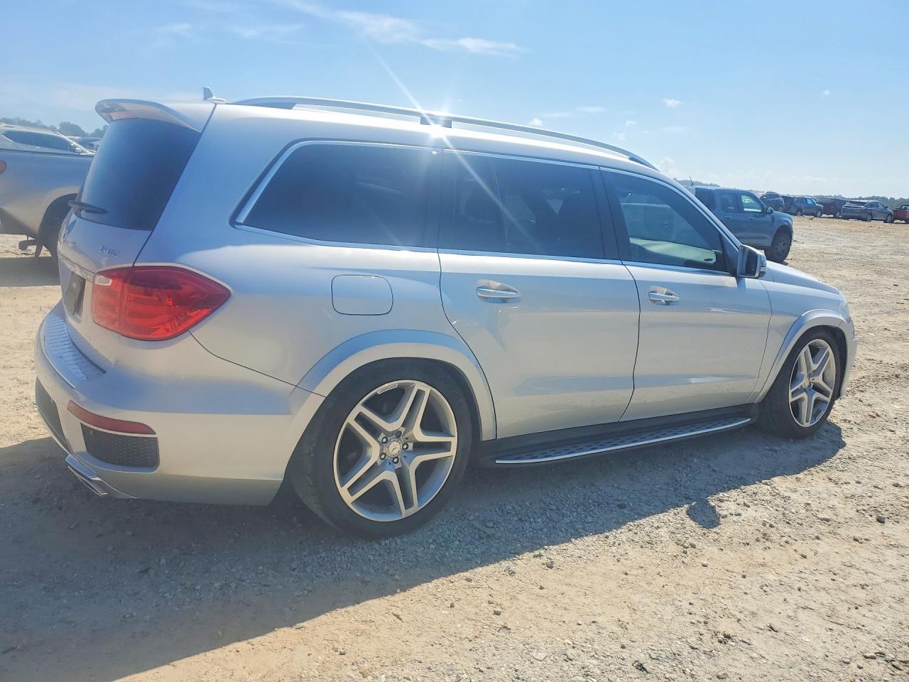 2016 Mercedes-Benz Gl 550 4Matic - Image 3
