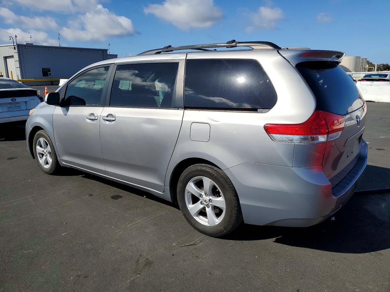 2011 Toyota Sienna Le - Фото 2