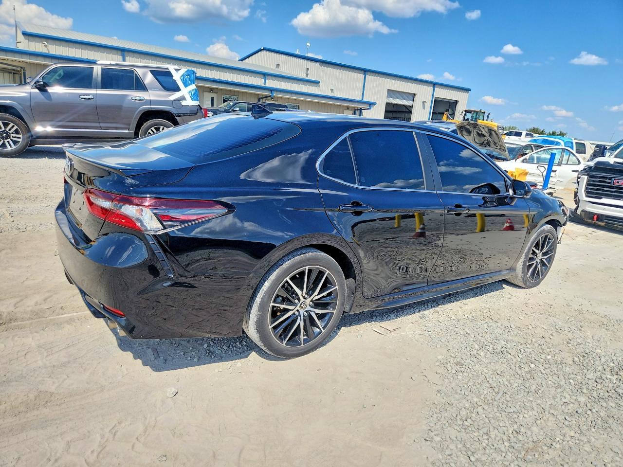 2021 Toyota Camry Se - Фото 3